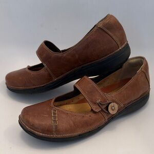 Clark’s shoe with flexible strap closure